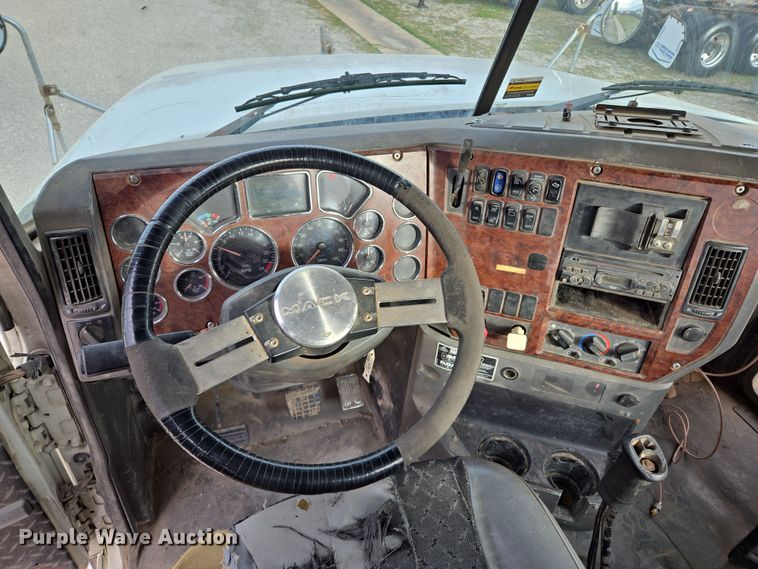 image for item ED2506 2008 Mack CHU613 semi truck