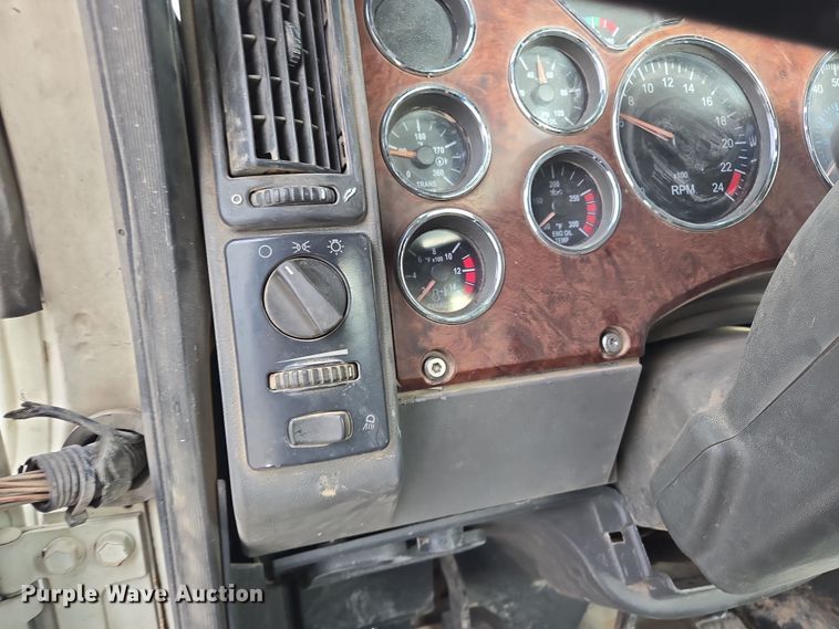 image for item ED2506 2008 Mack CHU613 semi truck