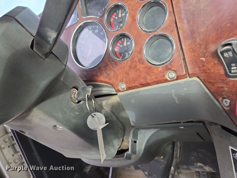 image for item ED2506 2008 Mack CHU613 semi truck