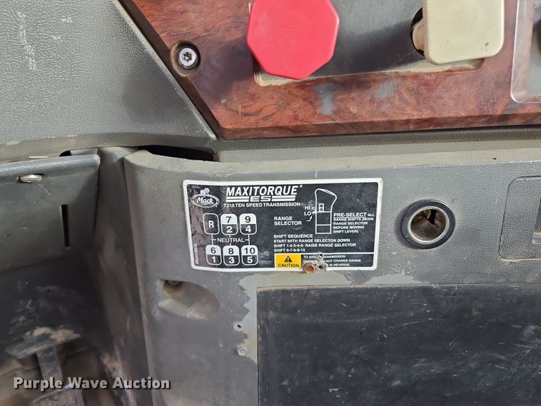 image for item ED2506 2008 Mack CHU613 semi truck