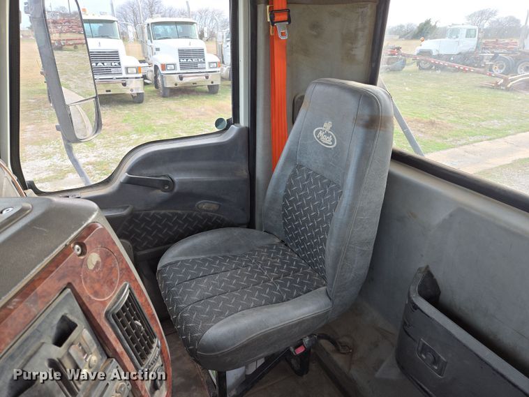 image for item ED2506 2008 Mack CHU613 semi truck