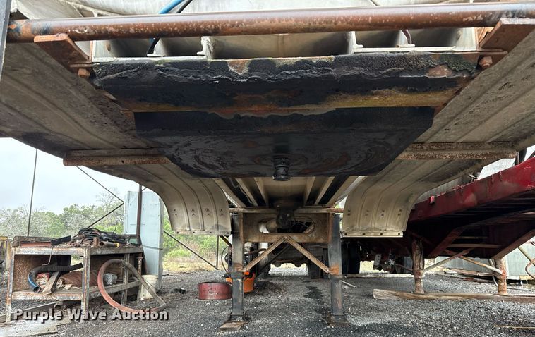 image for item ED5499 1974 Trailmobile F14S4CC1 tank trailer