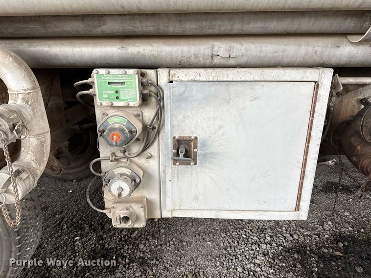 image for item ED5499 1974 Trailmobile F14S4CC1 tank trailer