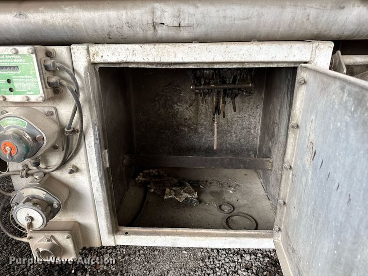 image for item ED5499 1974 Trailmobile F14S4CC1 tank trailer