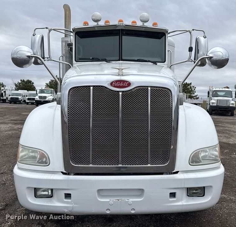 image for item EG2532 2014 Peterbilt 386 semi truck