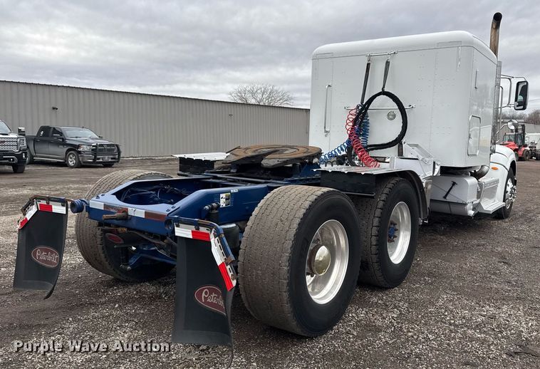 image for item EG2532 2014 Peterbilt 386 semi truck