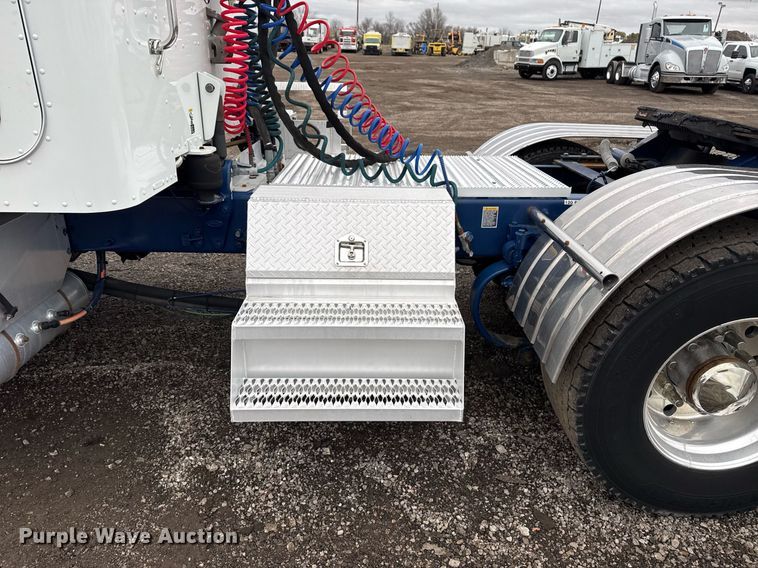 image for item EG2532 2014 Peterbilt 386 semi truck