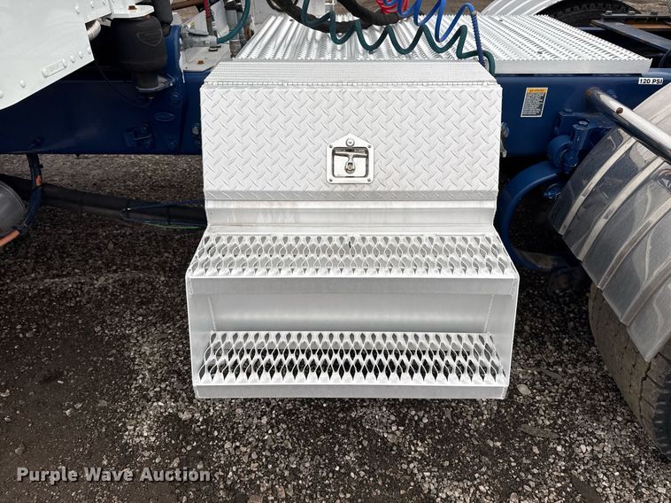 image for item EG2532 2014 Peterbilt 386 semi truck