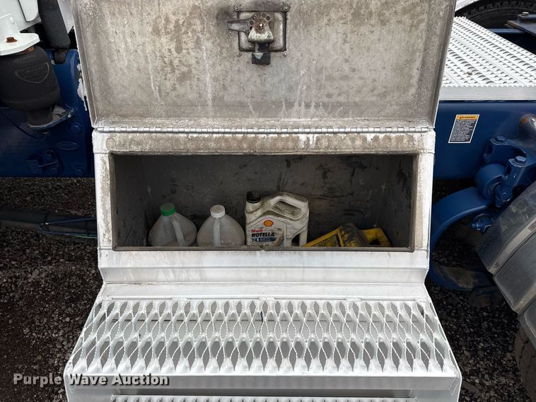 image for item EG2532 2014 Peterbilt 386 semi truck