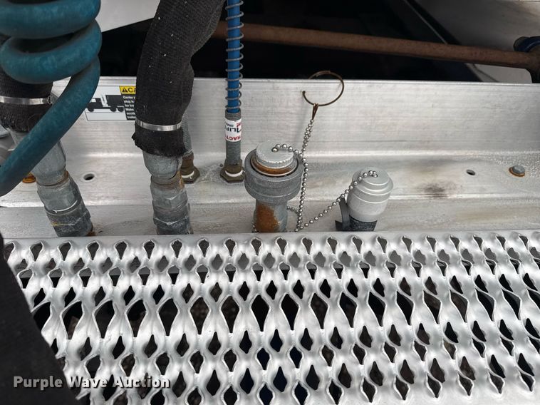 image for item EG2532 2014 Peterbilt 386 semi truck