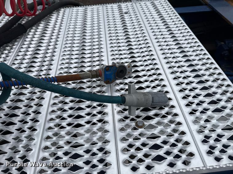 image for item EG2532 2014 Peterbilt 386 semi truck