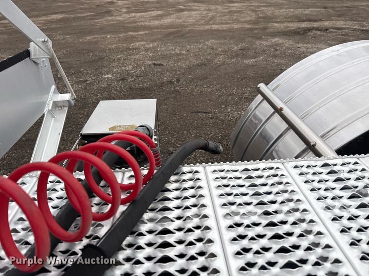 image for item EG2532 2014 Peterbilt 386 semi truck