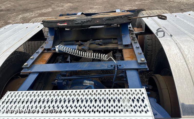 image for item EG2532 2014 Peterbilt 386 semi truck