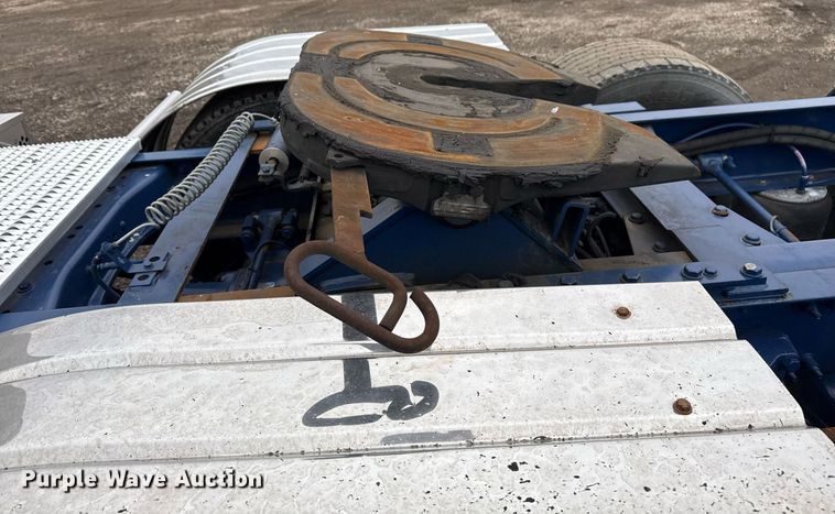 image for item EG2532 2014 Peterbilt 386 semi truck