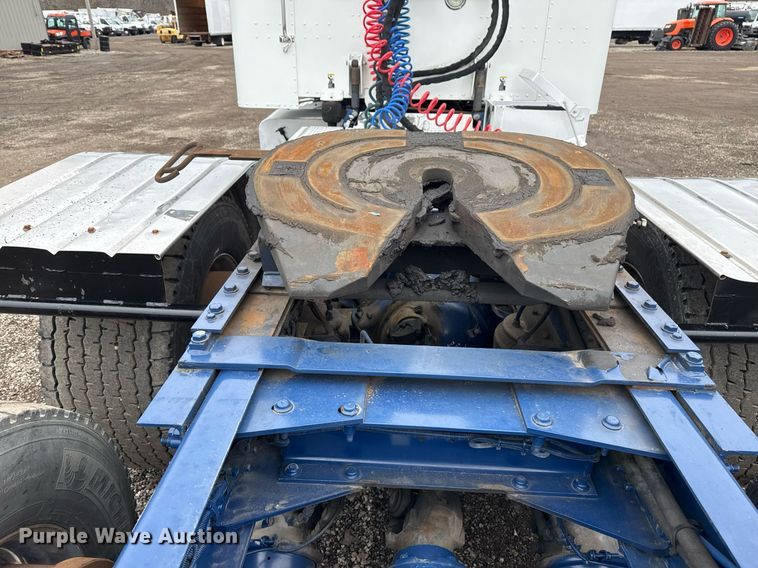 image for item EG2532 2014 Peterbilt 386 semi truck