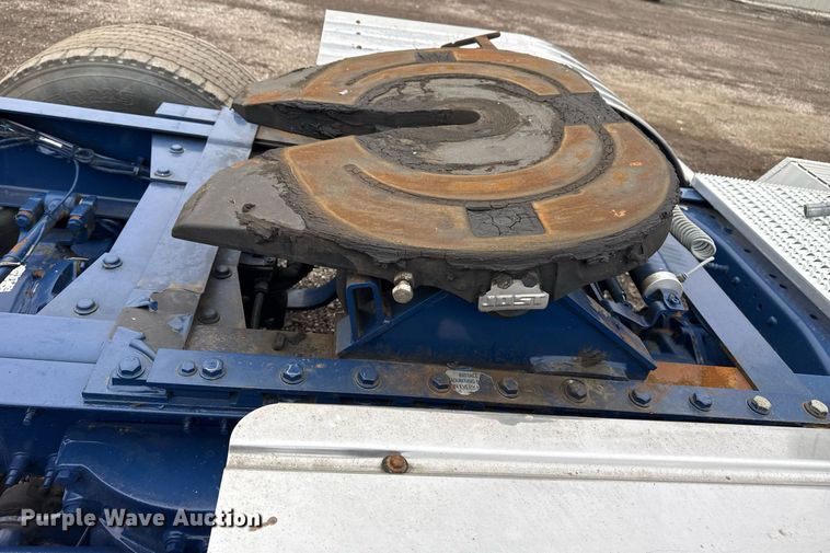 image for item EG2532 2014 Peterbilt 386 semi truck