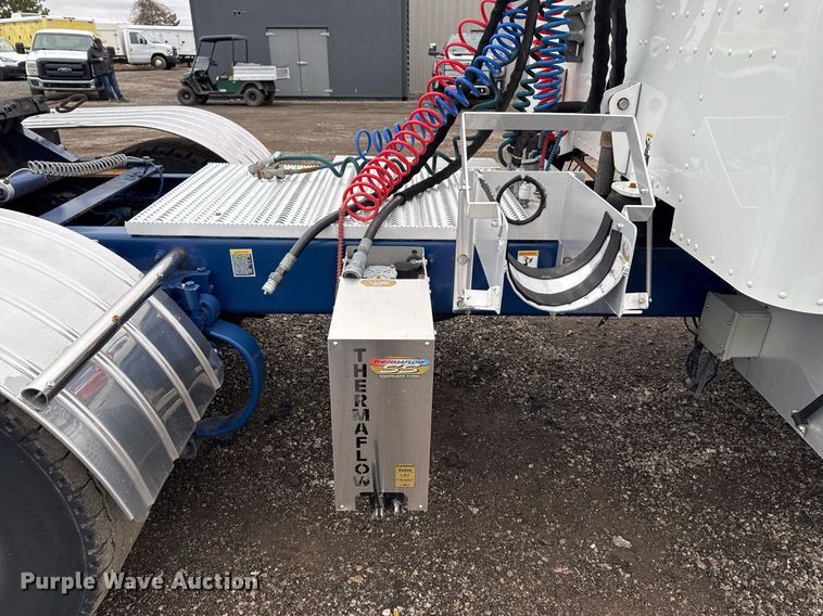 image for item EG2532 2014 Peterbilt 386 semi truck