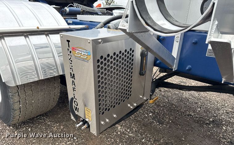 image for item EG2532 2014 Peterbilt 386 semi truck