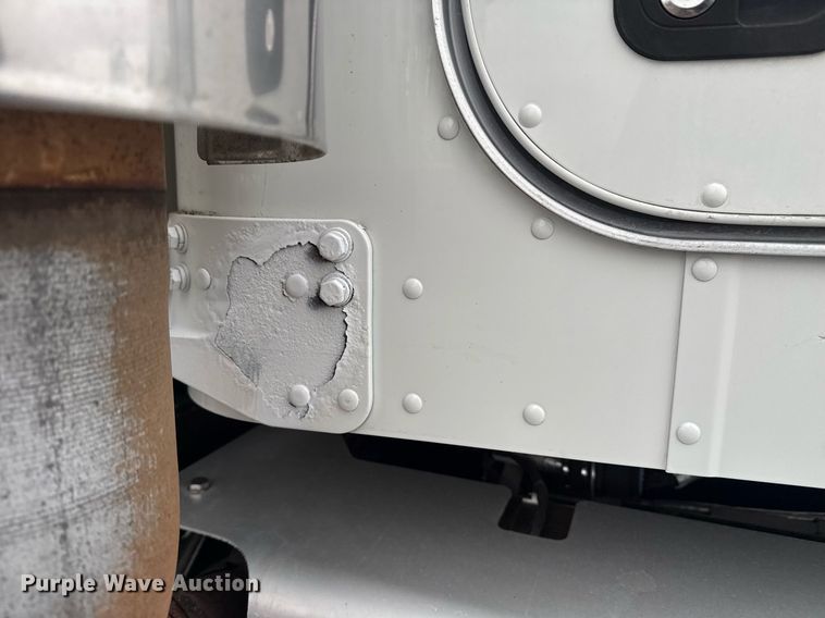 image for item EG2532 2014 Peterbilt 386 semi truck