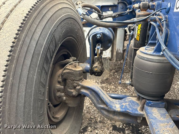 image for item EG2532 2014 Peterbilt 386 semi truck