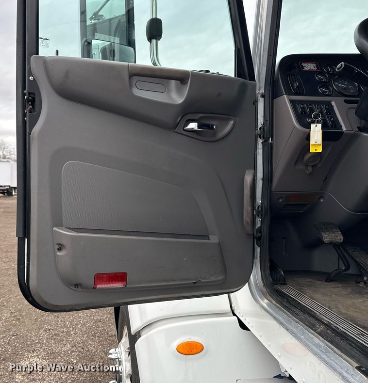 image for item EG2532 2014 Peterbilt 386 semi truck