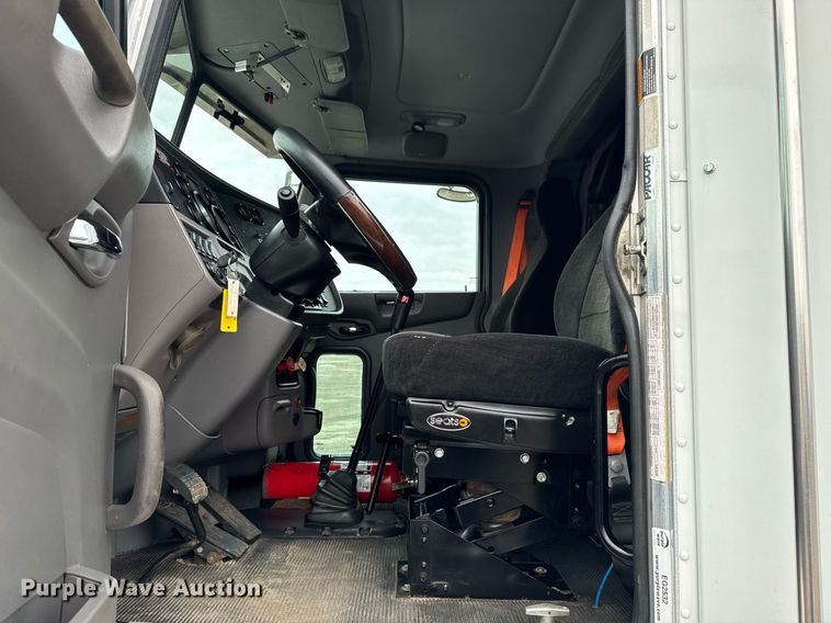 image for item EG2532 2014 Peterbilt 386 semi truck