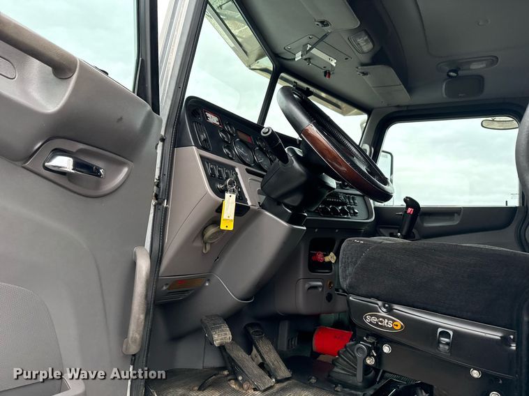 image for item EG2532 2014 Peterbilt 386 semi truck