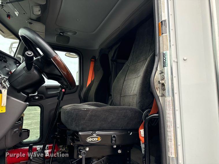 image for item EG2532 2014 Peterbilt 386 semi truck