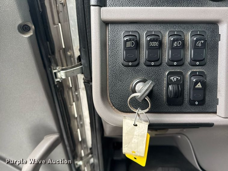 image for item EG2532 2014 Peterbilt 386 semi truck