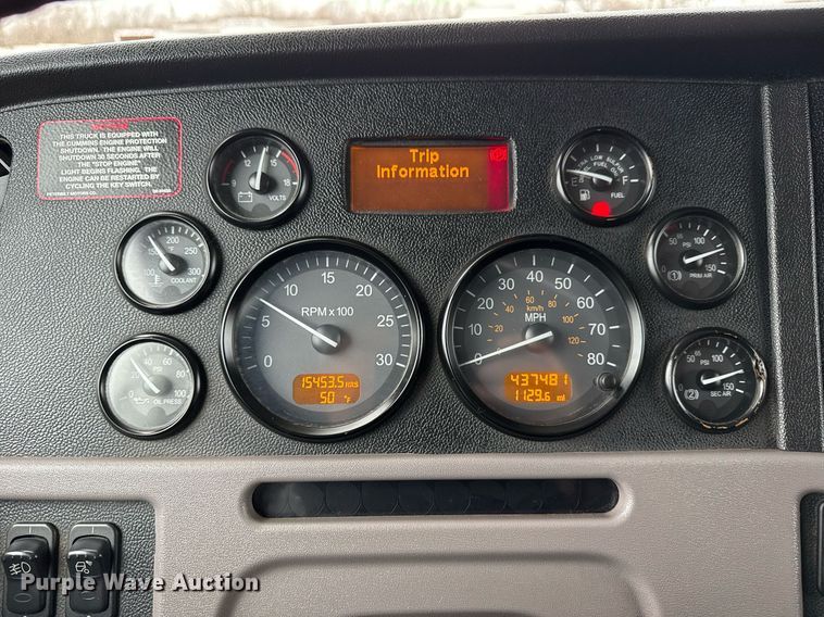 image for item EG2532 2014 Peterbilt 386 semi truck