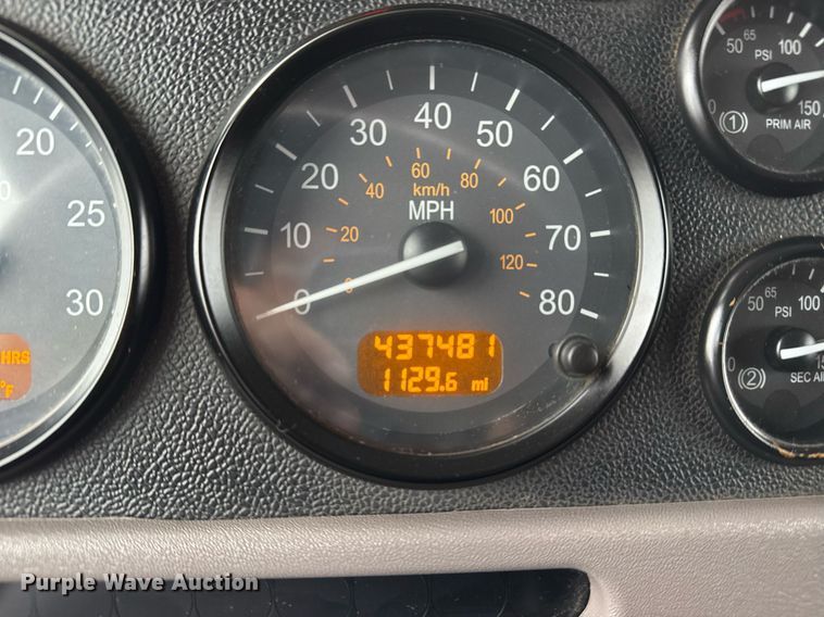 image for item EG2532 2014 Peterbilt 386 semi truck