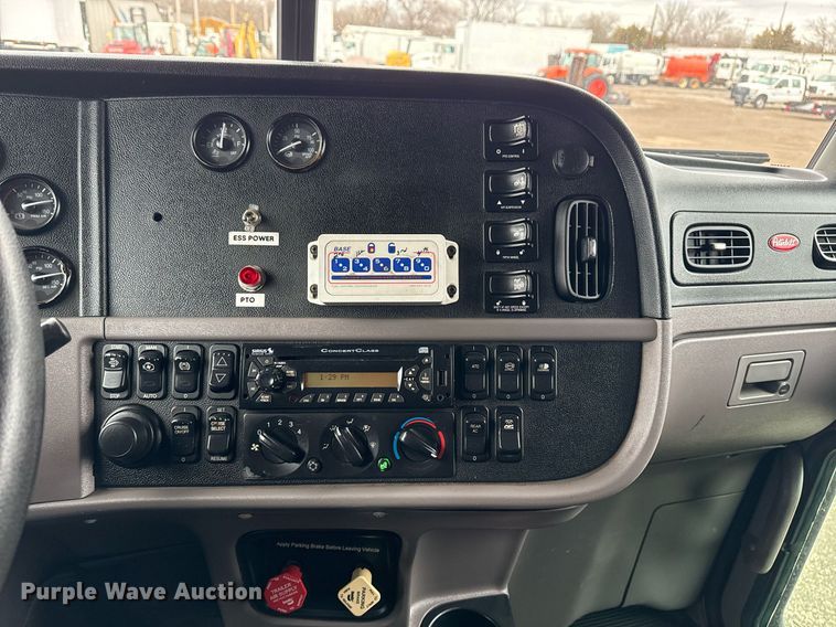 image for item EG2532 2014 Peterbilt 386 semi truck