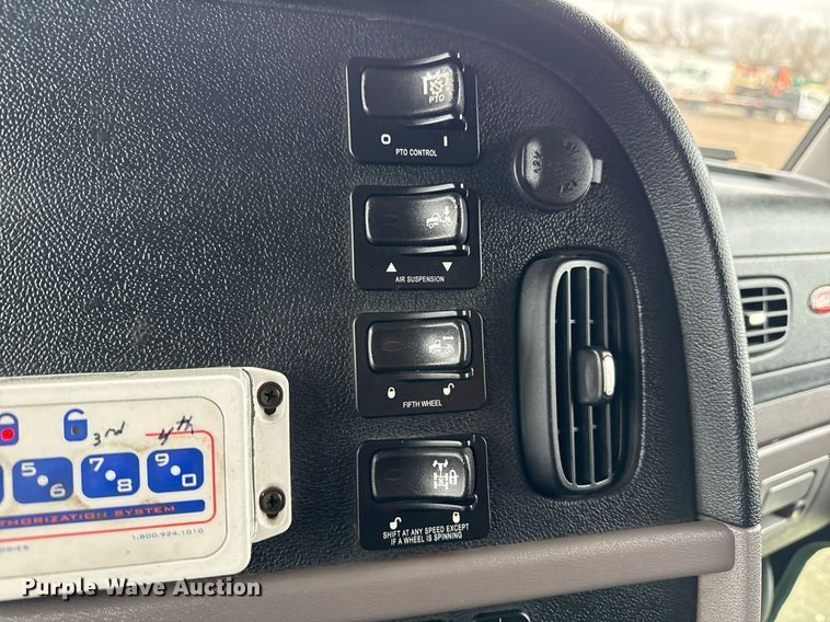 image for item EG2532 2014 Peterbilt 386 semi truck