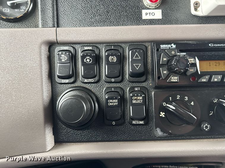 image for item EG2532 2014 Peterbilt 386 semi truck