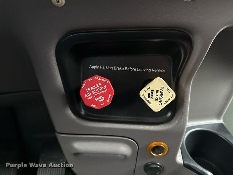 image for item EG2532 2014 Peterbilt 386 semi truck