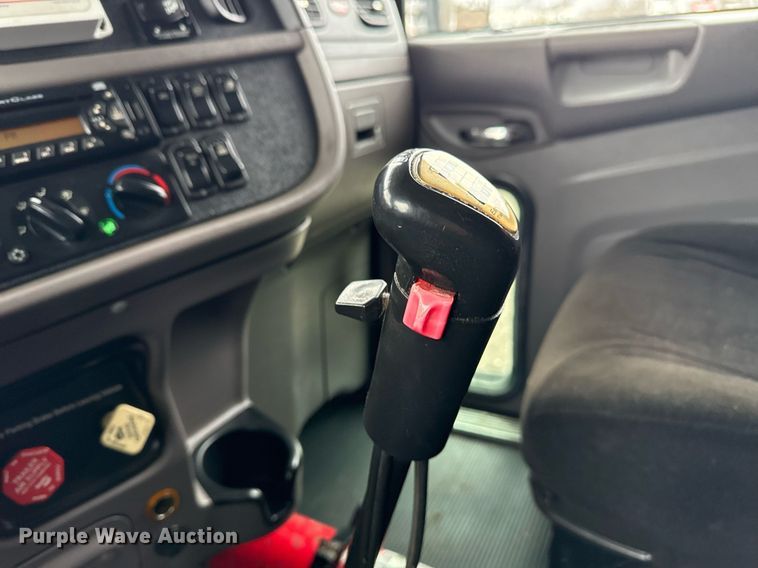 image for item EG2532 2014 Peterbilt 386 semi truck