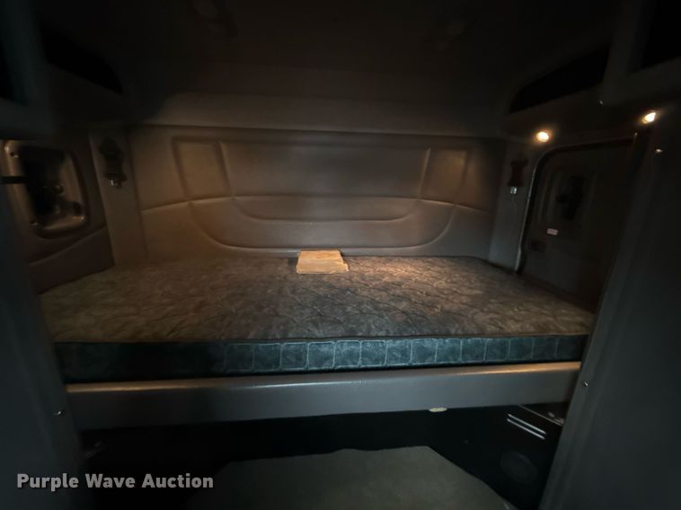 image for item EG2532 2014 Peterbilt 386 semi truck