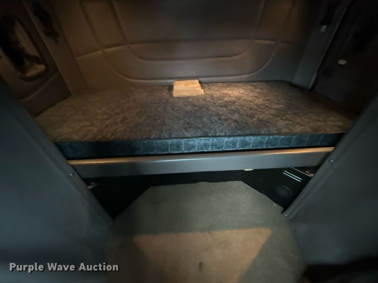 image for item EG2532 2014 Peterbilt 386 semi truck