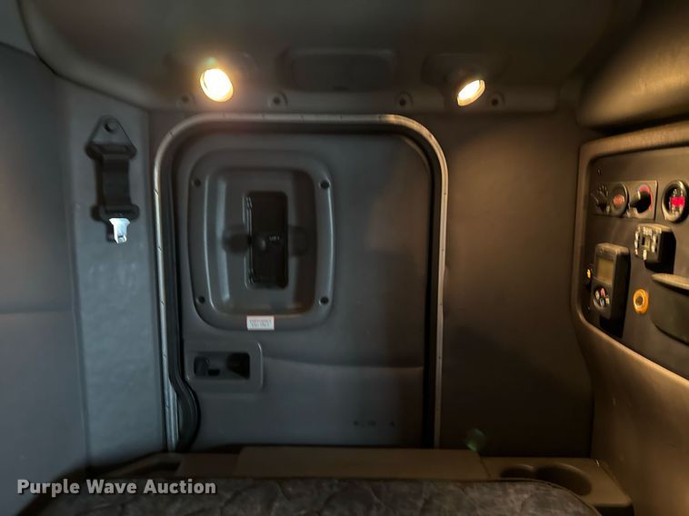 image for item EG2532 2014 Peterbilt 386 semi truck