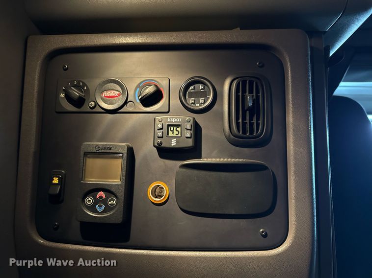 image for item EG2532 2014 Peterbilt 386 semi truck