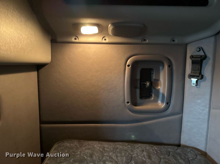 image for item EG2532 2014 Peterbilt 386 semi truck