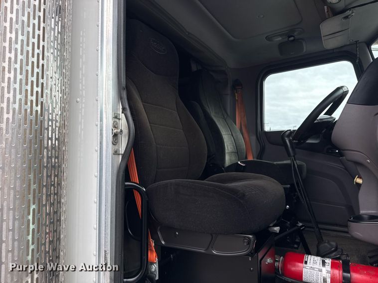 image for item EG2532 2014 Peterbilt 386 semi truck