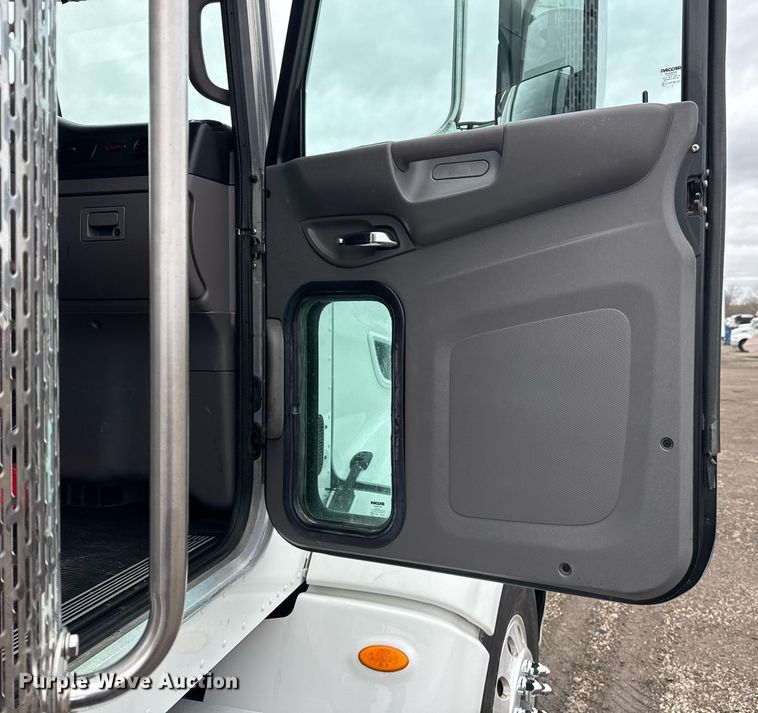 image for item EG2532 2014 Peterbilt 386 semi truck