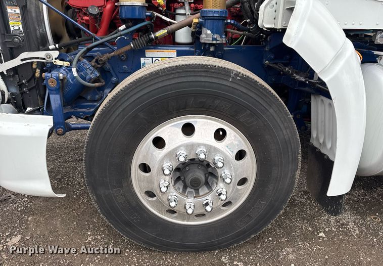 image for item EG2532 2014 Peterbilt 386 semi truck