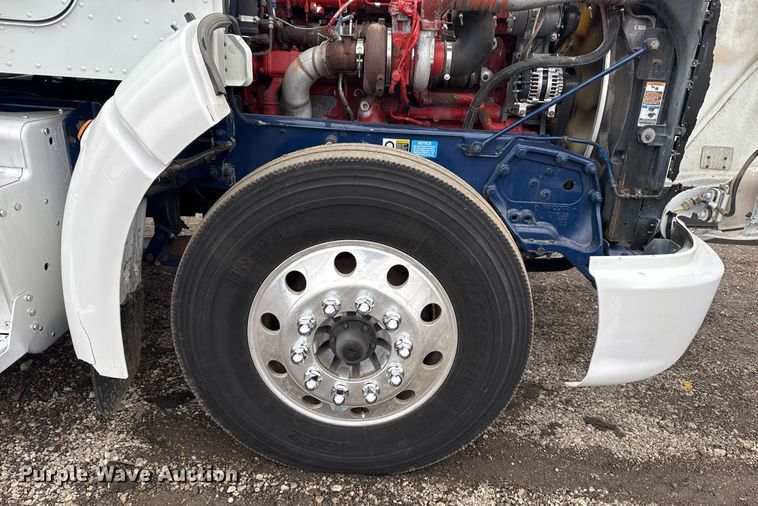image for item EG2532 2014 Peterbilt 386 semi truck