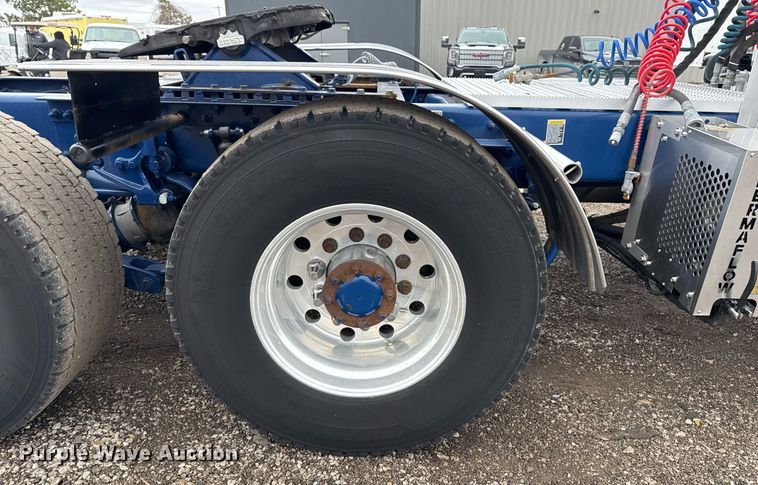 image for item EG2532 2014 Peterbilt 386 semi truck