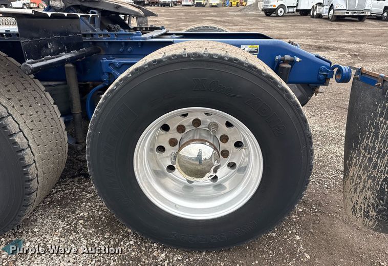 image for item EG2532 2014 Peterbilt 386 semi truck