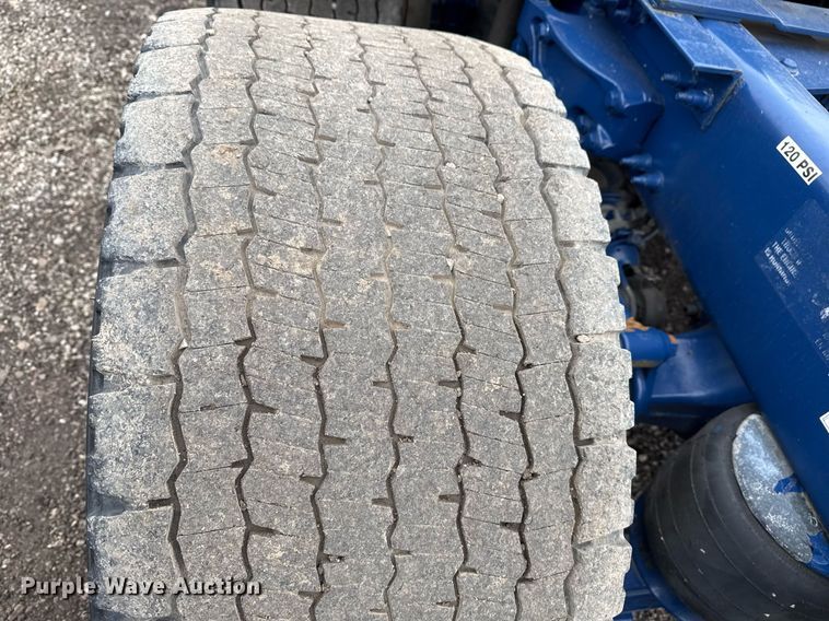 image for item EG2532 2014 Peterbilt 386 semi truck