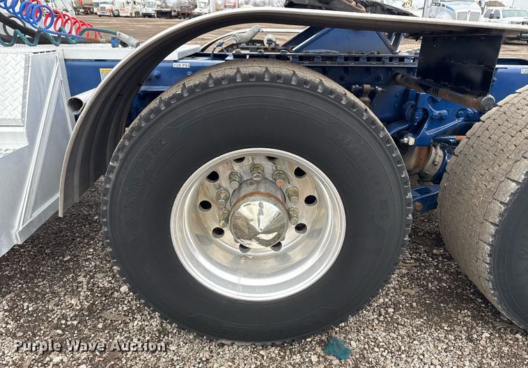 image for item EG2532 2014 Peterbilt 386 semi truck