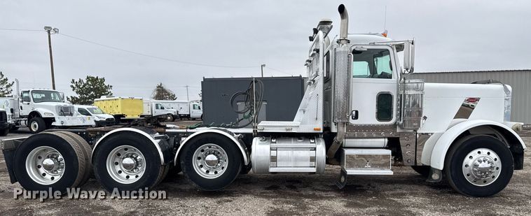 image for item EG2544 2007 Peterbilt 379 semi truck